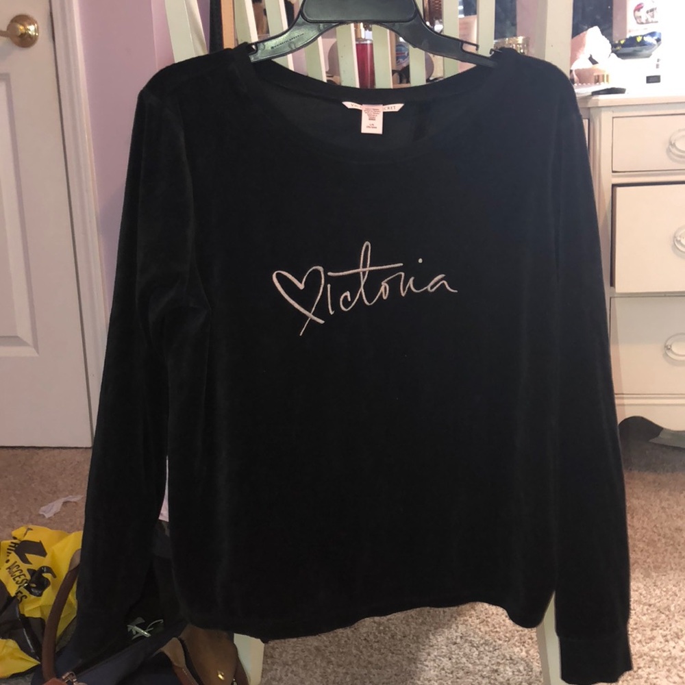 Victoria’s secret velour crewneck w/ open back!!😇